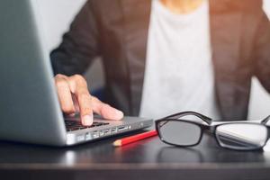 zakenman gebruik makend van een hand- druk op een knop Aan een computer foto