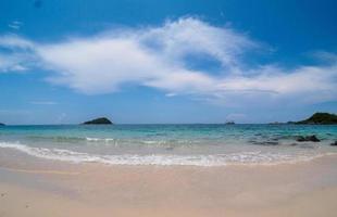 landschap zomer front fisheye uitzicht tropisch zee strand blauw wit zand hemel achtergrond kalm natuur oceaan mooi golf water reizen Nang ram strand oost thailand chonburi exotische horizon. foto