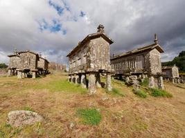 lindoso graanschuren of espigueiros de lindoso in Portugal. deze versmallen steen graanschuren hebben geweest gebruikt naar op te slaan en droog uit graan voor honderden van jaar. foto