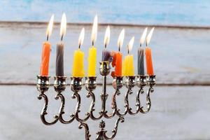 Chanoeka menorah met kaarsen en zilveren dreidel. foto