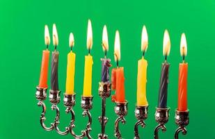 Chanoeka menorah met kaarsen groene achtergrond isolatie foto