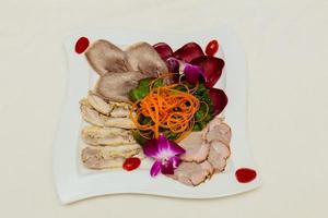 eten op een bord restaurant vlees vis witte achtergrond foto