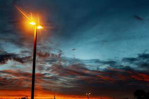 heldere kleurrijke zonsondergang mooie wolken foto