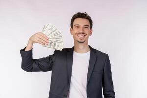 portret van een vrolijk Mens Holding dollar rekeningen over- wit achtergrond foto