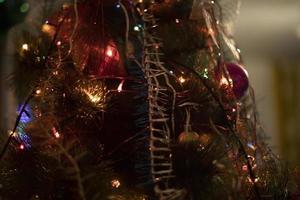 Kerstmis decoraties Aan Kerstmis boom. slingers van huis. knus atmosfeer. foto