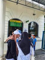 yogakarta, Indonesië in november 2022. toeristen zijn voering omhoog naar kopen Ingang kaartjes naar de fort vredeburg museum. foto