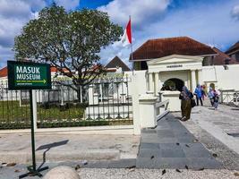 yogakarta, Indonesië in november 2022. de Ingang teken voor de fort vredeburg museum. foto