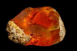 macro opaal mineraal steen in rots Aan zwart achtergrond foto