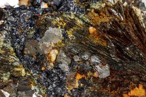 macro mineraal steen arsenopyriet Aan een wit achtergrond foto