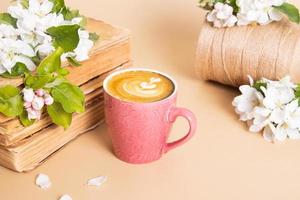 kop van koffie en bloesem appel twijgen met wijn boeken. lente nog steeds leven samenstelling foto