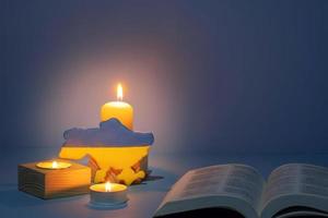 Oekraïne kaart en Open heilig Bijbel met kaarsen vlam Aan gekleurde achtergrond foto