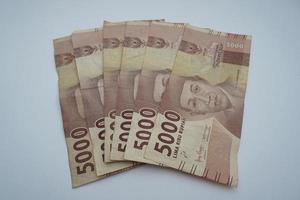batam, Indonesië, oktober, 2022, Indonesisch roepia geld Aan wit achtergrond foto