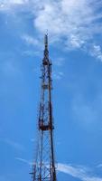 telecommunicatie toren radio pool Aan blauw lucht met wolken zonnig dag achtergrond foto