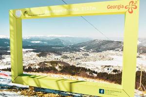 kokhta gezichtspunt met foto kader en bakuriani ski toevlucht panorama in Georgië. Kaukasus bergen winter ski vakantie bestemming