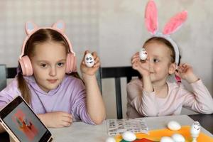 kinderen versieren dummies van wit eieren, stok stickers met verschillend emoties, studie van emoties. Pasen ei decor foto