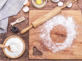 plein houten keuken bord met rollend pin foto