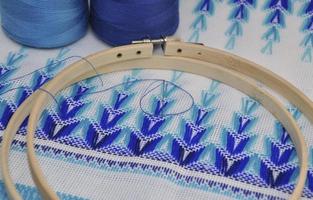 detail van borduurwerk producten met blauw draad, macro foto