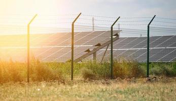 zonne- panelen in de midden- van een veld- Aan een zonnig dag, Oekraïne foto