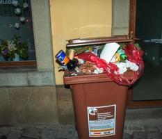 Slowakije, Bratislava - 01.08.2023 houder met vuilnis Aan de stad straat. ecologie concept. foto