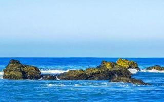 mooi rotsen kliffen surfer golven Bij strand puerto escondido Mexico. foto