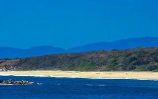 mooi rotsen kliffen visie golven Bij strand puerto escondido Mexico. foto