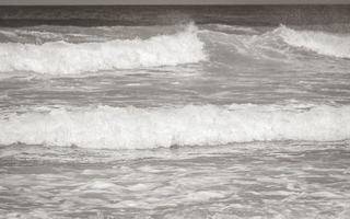 vis hoek strand false baai turkoois water golven kaap dorp. foto