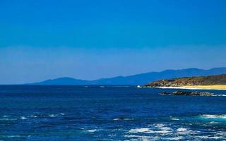 mooi rotsen kliffen visie golven Bij strand puerto escondido Mexico. foto