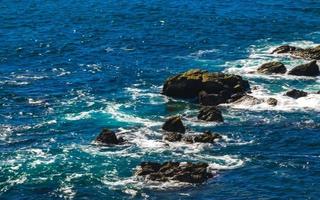 mooi rotsen kliffen visie golven Bij strand puerto escondido Mexico. foto