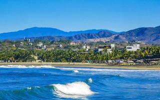 extreem reusachtig groot surfer golven Bij strand puerto escondido Mexico. foto