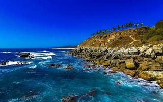 mooi rotsen kliffen visie golven Bij strand puerto escondido Mexico. foto