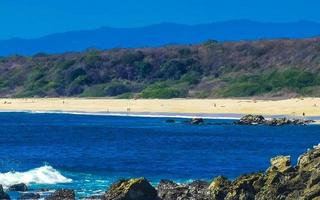 mooi rotsen kliffen visie golven Bij strand puerto escondido Mexico. foto