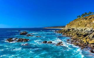 mooi rotsen kliffen visie golven Bij strand puerto escondido Mexico. foto