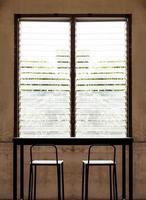 zwart staal tafel bar en stoel met rooster venster foto