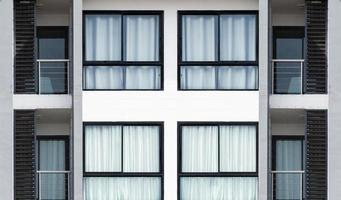 patroon glas venster Aan modern wit gebouw foto