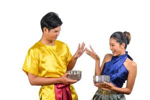 jong paar genieten met water kom Aan songkran festival foto