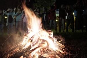 vreugdevuur met camping achtergrond foto