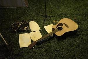 akoestisch gitaar en songteksten met buitenshuis achtergrond. foto