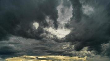 dramatisch storm wolken Bij donker lucht foto
