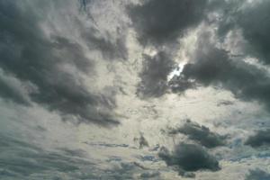 dramatisch storm wolken Bij donker lucht in regenachtig seizoen foto