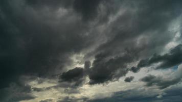 dramatisch storm wolken Bij donker lucht in regenachtig seizoen foto