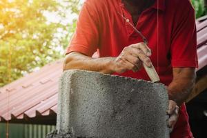 metselaar Mens werken bouwen voor bouw Bij huis foto