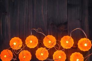 halloween achtergrond, pompoen draad lichten Aan houten tafel foto