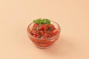 tomaat salsa Aan glas schaal, foto