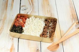 bulgogi dosirak Koreaans lunchbox Ingepakt maaltijd foto