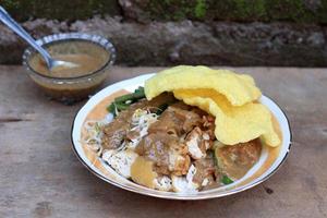 rujak goed, Indonesisch traditioneel salade met pinda garnaal Plakken petis foto