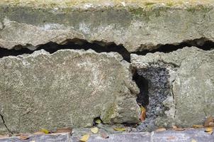 scheuren in cement muur aardbeving schade foto