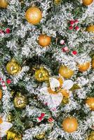 close-up van versierde kerstboom met gouden ornamenten