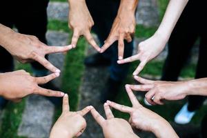 vrienden maken samen stervorm van vingers foto