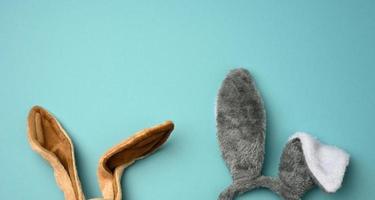 lang vacht konijn oren Aan een blauw achtergrond, Pasen backdrop foto