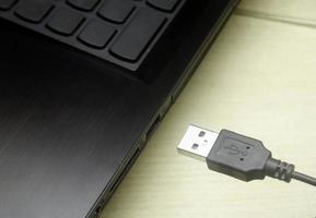 usb-kabel aansluiten op laptop foto